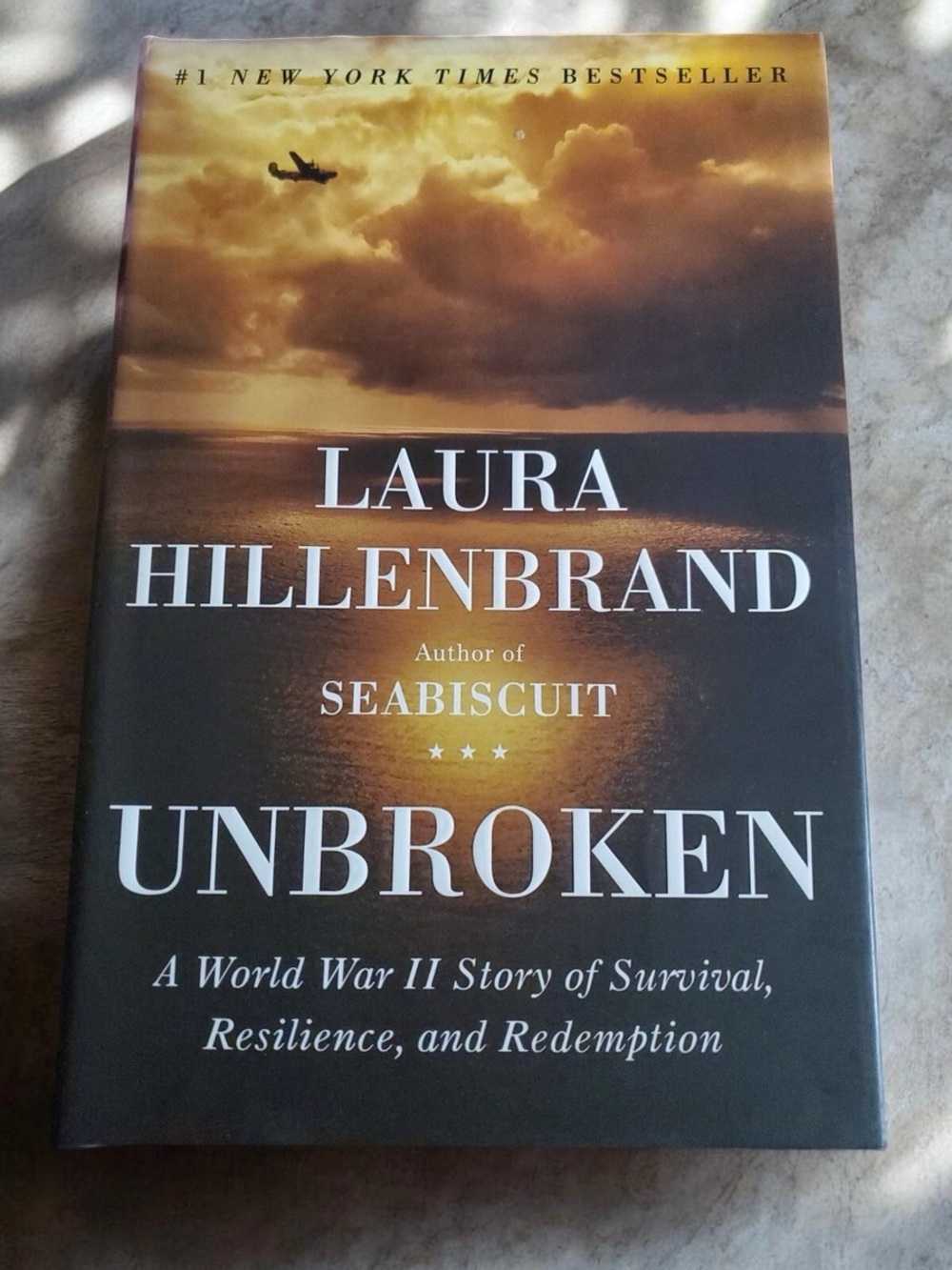 Laura Hillenbrand — Unbroken (Hardcover) - World War II Survivor Story